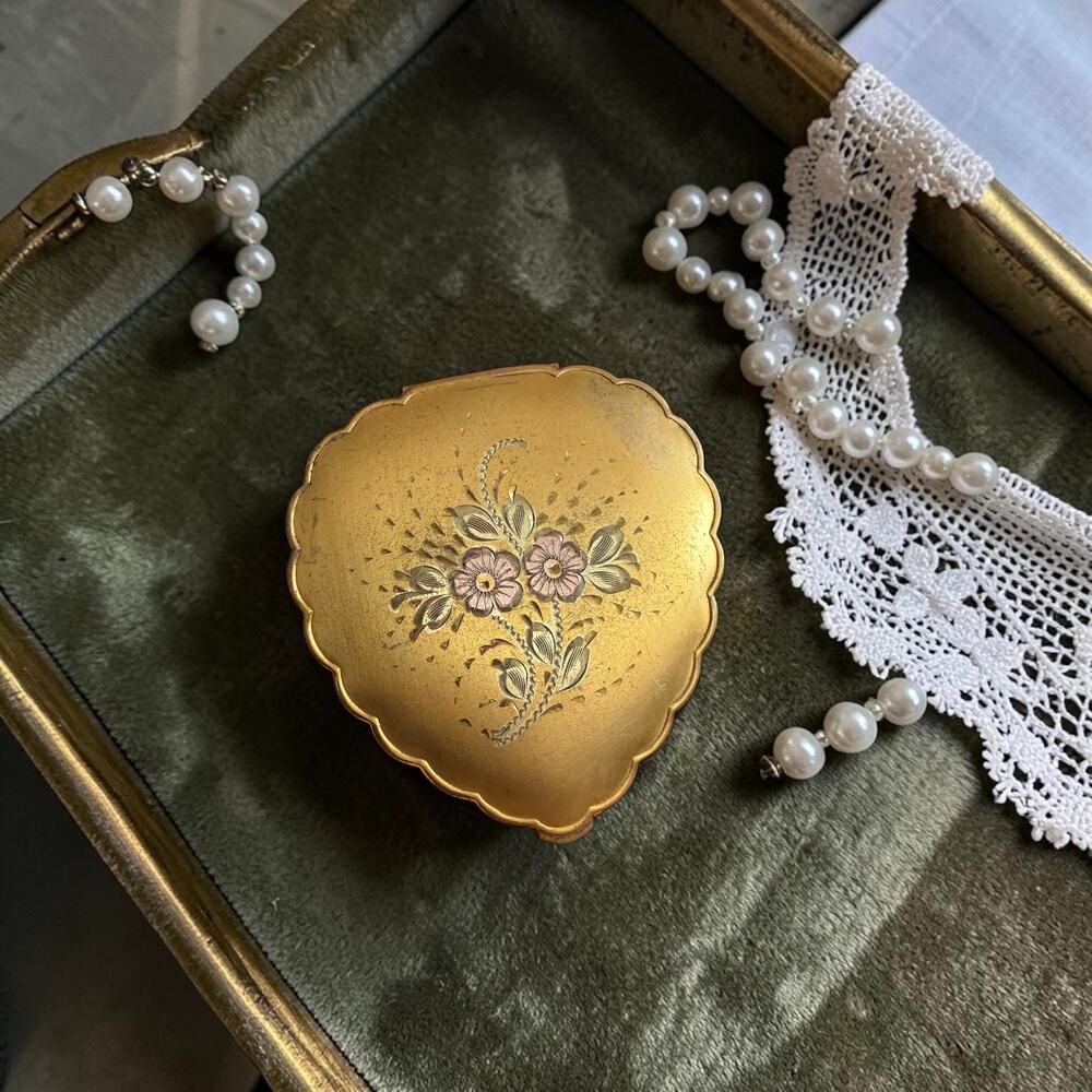 Vintage La Mode Compact Mirror Gold Tone Floral Heart Scalloped Vanity - Picture 2 of 9
